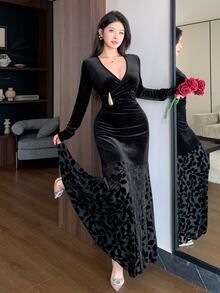 Modelyn Vintage V-Neck Velvet Jacquard Metal Buckle Decor Long Sleeve Slim Fit Flattering A-Line Midi Dress For Women, Elegant Formal - Black - View 10