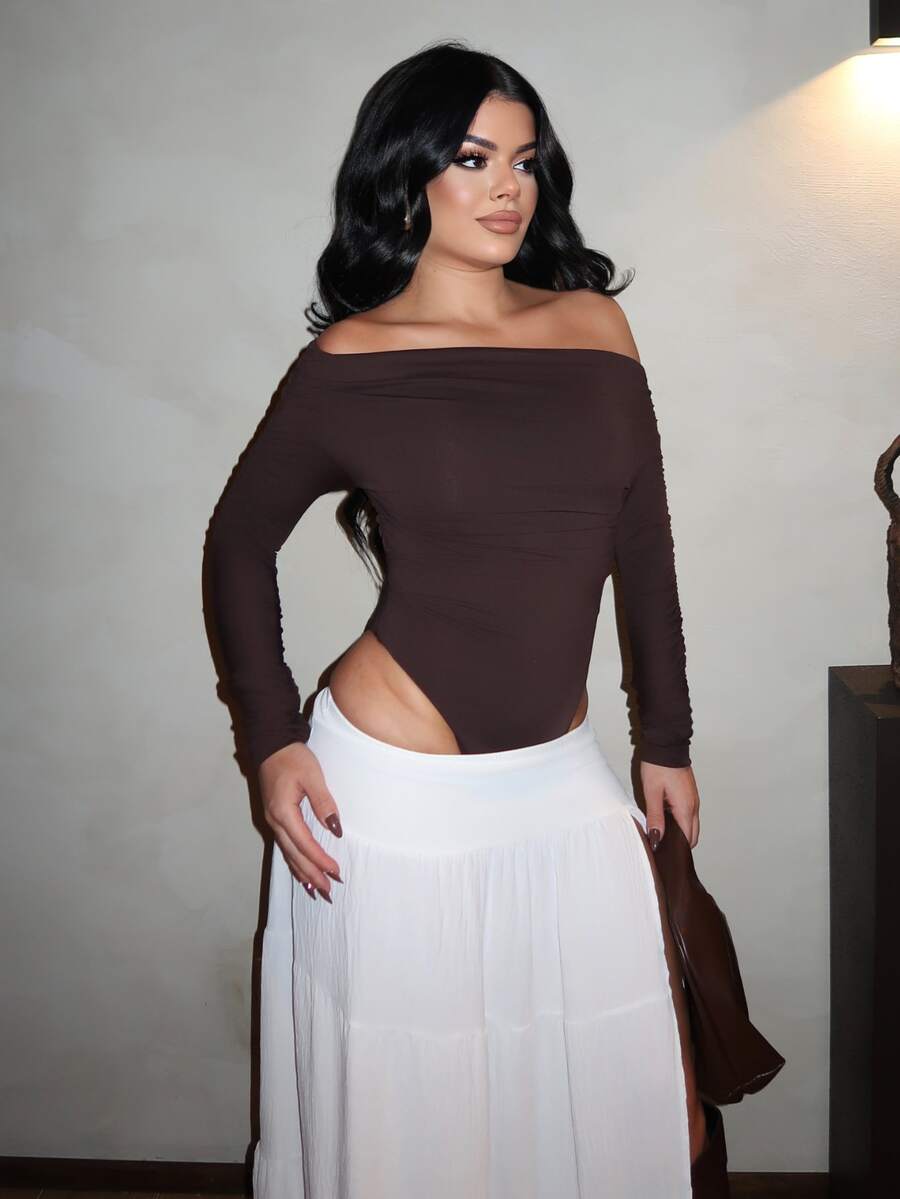 Dayanna Comas Bodysuit Wanita Lengan Panjang Model Bahu Terbuka dengan Detail Kerut dan Warna Polos - Coffee Brown - View 1