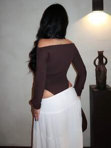 Dayanna Comas Bodysuit Wanita Lengan Panjang Model Bahu Terbuka dengan Detail Kerut dan Warna Polos - Coffee Brown - View 2