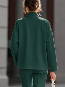 SHEIN 輕奢卡其色立領工裝口袋輕量夾克，寬鬆落肩長袖開襟設計，通勤日常極簡平滑夾克，百搭休閒通勤旅行夾克 - 墨綠色 - 查看 2