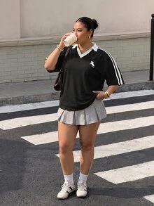 Muchica 大尺碼女款夏季休閒運動通勤黑白對比色騎士印花V領寬鬆T恤 - 黑與白 - 查看 7
