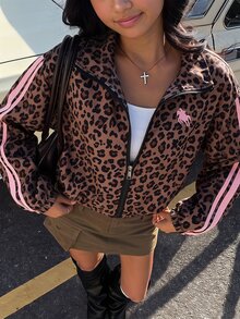 SHEIN Tween女孩春秋立領豹紋短夾克，粉色與棕色豹紋滿版，前拉鍊開合，身前小馬印花Logo，袖側對比粉色條紋，彈性下擺，寬鬆落肩版型，輕量面料，休閒長袖夾克，適合日常穿著、上學與多樣穿搭 - 棕色 - 查看 3