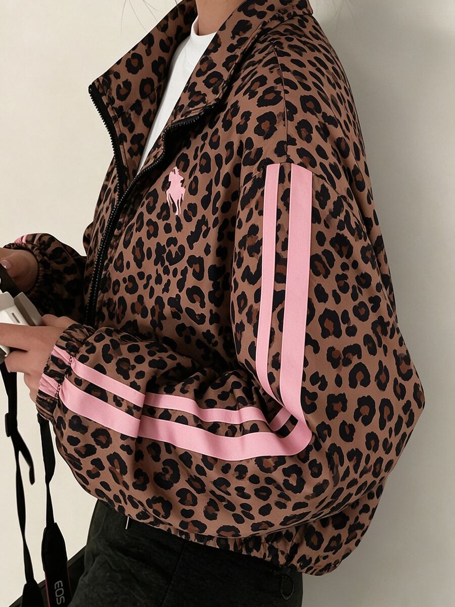 SHEIN Tween女孩春秋立領豹紋短夾克,粉色與棕色豹紋滿版,前拉鍊開合,身前小馬印花Logo,袖側對比粉色條紋,彈性下擺,寬鬆落肩版型,輕量面料,休閒長袖夾克,適合日常穿著、上學與多樣穿搭 - 棕色 - 查看 1
