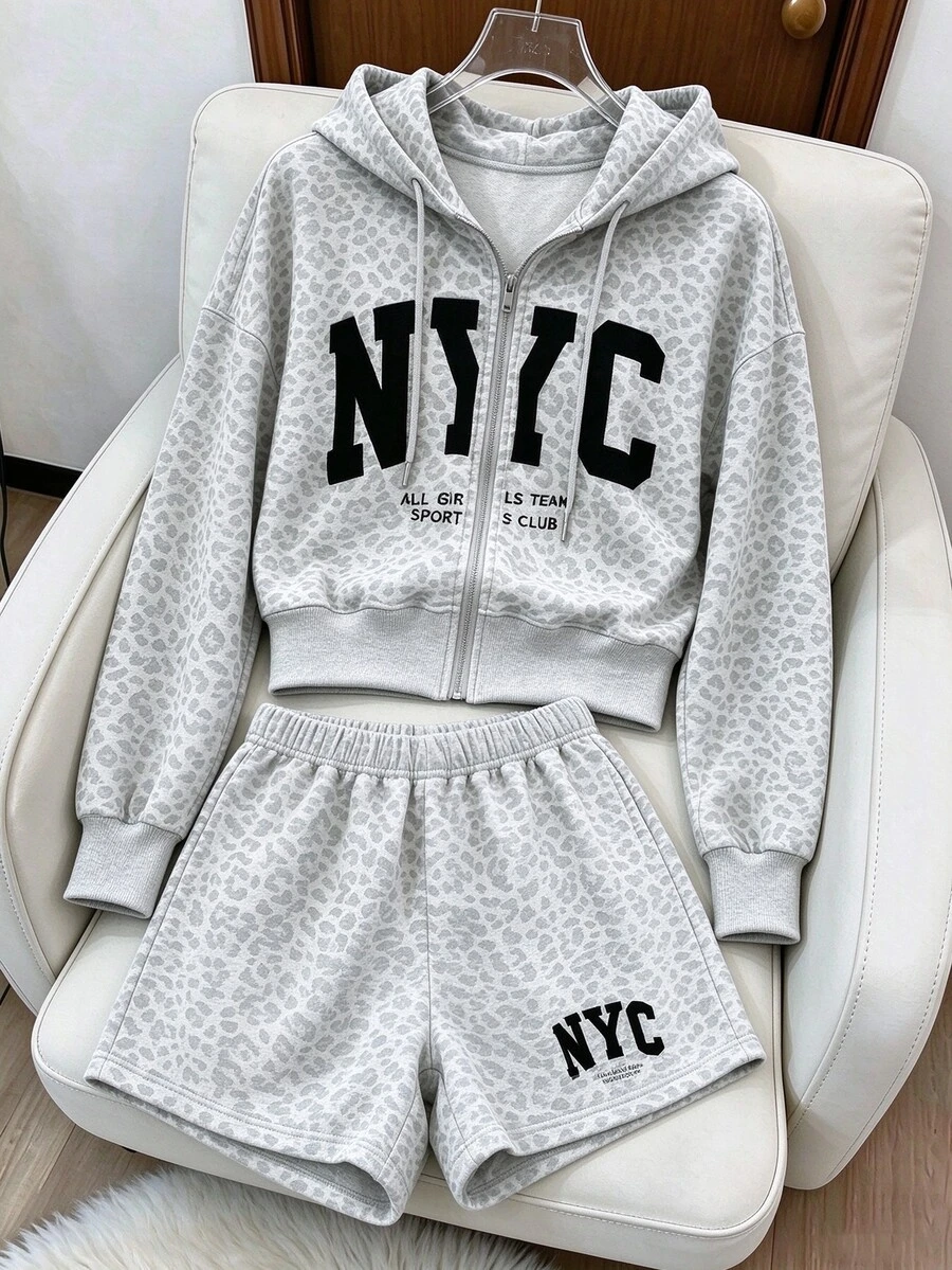 Resyla 新款時尚豹紋 NYC 字母印花運動服套裝,街頭風青春感拉鍊連帽外套與短褲 2 件組,極簡運動風連帽夾克 + 短褲套裝,優雅舒適設計,紐約套裝,豹紋印花套裝,戶外、度假、攝影街頭風、街頭服飾、開學季、教師節 - 淺灰色 - 查看 1