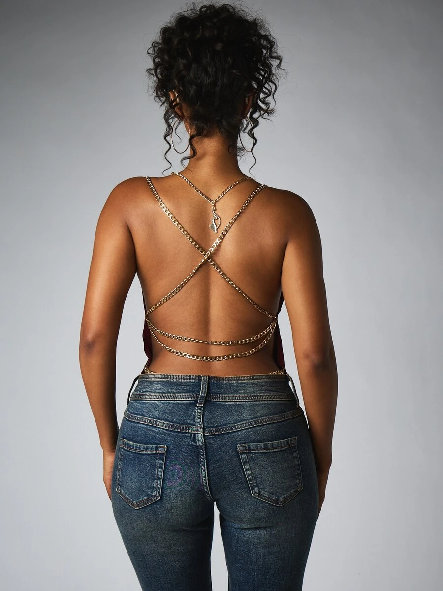 BABYPHAT ملابس علوية كامي قصيرة بدون أكمام بياقة كول مع أحزمة سلسلة ذهبية وتفاصيل ظهر مفتوح متقاطع للخروج الليلي وموسم الحفلات - بني مصدي - مشاهدة 1
