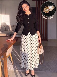 Modelyn طقم ملابس مكتبية أنيق للخريف/الشتاء مكون من ملابس علوية بأكمام طويلة وياقة دائرية وأزرار معدنية مع تنورة واسعة بنقشة نقاط بلون أسود وأبيض متباين - أبيض وأسود - مشاهدة 3