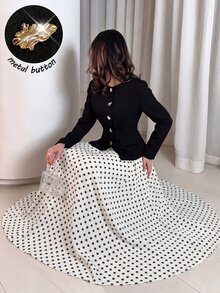 Modelyn طقم ملابس مكتبية أنيق للخريف/الشتاء مكون من ملابس علوية بأكمام طويلة وياقة دائرية وأزرار معدنية مع تنورة واسعة بنقشة نقاط بلون أسود وأبيض متباين - أبيض وأسود - مشاهدة 4