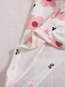 SHEIN Playful Pals 3件組女嬰春秋休閒甜美可愛連身衣，花朵、雲朵、愛心、經典復古圓點滿版印花，露肩3D剪裁荷葉袖，腰部固定裝飾蝴蝶結，下擺荷葉邊細節長袖連身衣 - 粉色 - 查看 7
