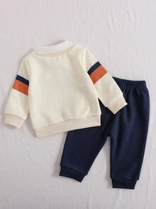 SHEIN Playful Pals 男嬰秋冬返校休閒加厚拼色條紋英倫學院風精緻小馬騎士Logo印花時尚POLO領2合1長袖衛衣搭配深藍高彈力收口長褲休閒運動套裝 - 杏色 - 查看 2