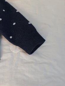 SHEIN 1件女童毛衣，時尚簡約圓領套頭衫，波點提花＋刺繡蝴蝶設計，溫柔清新可愛風，適中厚度，整齊下擺與羅紋袖口，觸感滑順，易穿脫，適合日常穿著、外出、上學等場合，秋冬穿搭 - 藏蓝色 - 查看 3