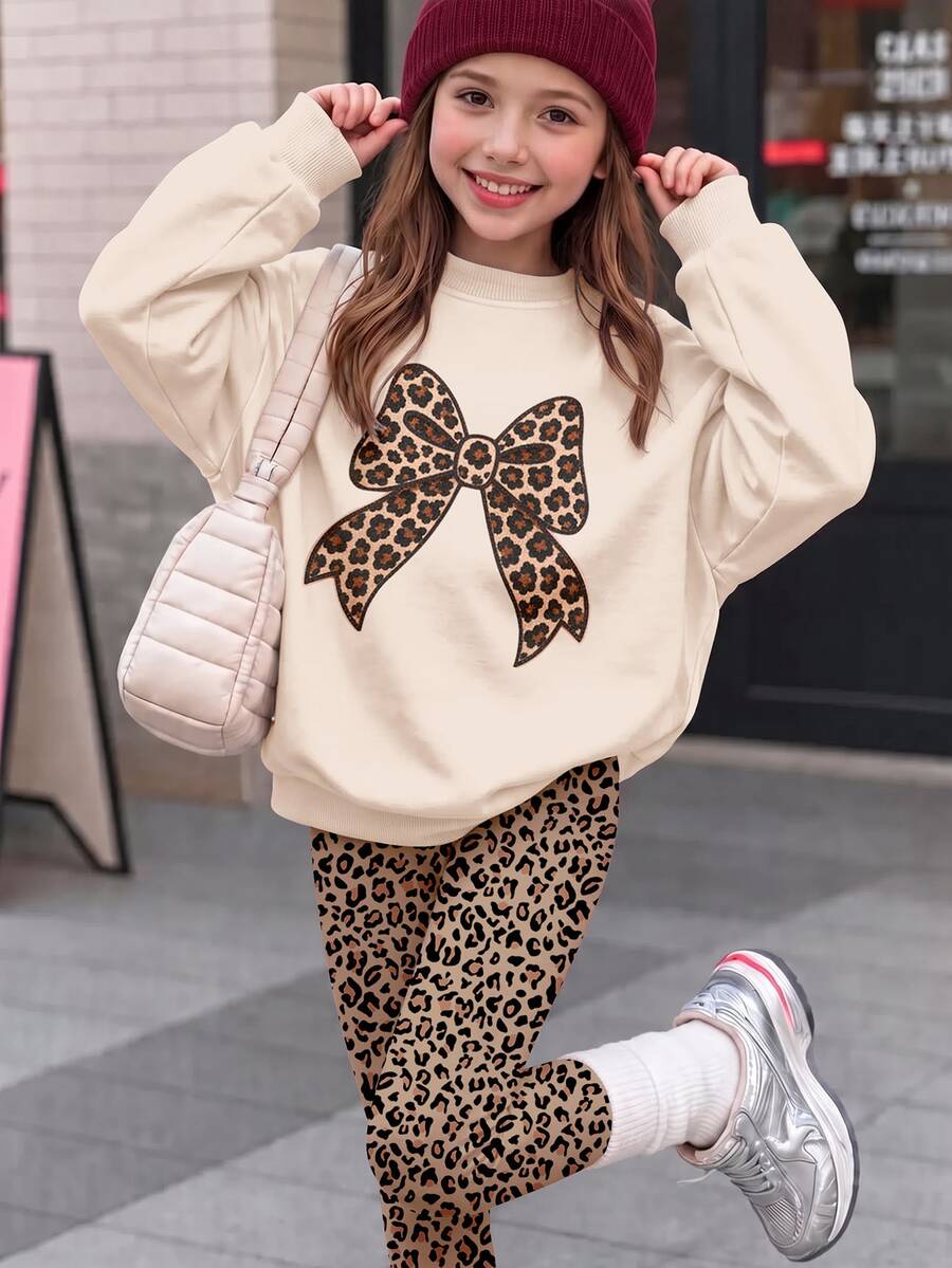 淺杏色 超可愛復古甜美女孩卡通動物豹紋蝴蝶結圖案印花 女孩休閒柔軟舒適寬鬆圓領套頭運動衫與刷毛底層長褲 2件套 新款適合秋冬日常、校園、外出、假期派對、聖誕節,甜美女孩慵懶氛圍,秋冬時尚度假旅行 - 彩色 - 查看 1