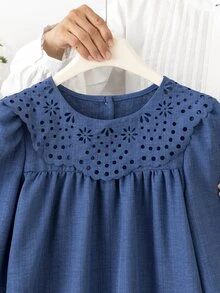 SHEIN Vintaside Kids 少女棕色溫柔風極簡制服風可愛花卉印花長袖套頭洋裝，寬鬆版型，優雅，適合外出與學校秋季穿著 - 藍色 - 查看 4