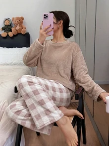 DAZY 女款純色圓領長袖上衣與格紋口袋長褲睡衣套裝 秋季 - 卡其色 - 查看 7
