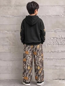 SHEIN 2件組兒童青少年男孩休閒簡約寬鬆連帽衛衣長袖直筒運動褲套裝，適合秋冬，經典酷帥復古賽車圖案印花與文字圖案印花，適合街頭風 - 黑色 - 查看 5