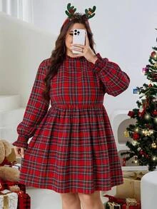 SHEIN CURVE+ فستان كاجوال للنساء بمقاس كبير بنقشة مربعات وأكمام بكشكشة ومرونة عالية لعيد الميلاد - الأسود - مشاهدة 2