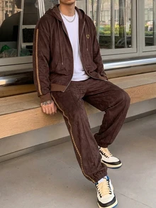 DAZY Set Pakaian Luar Pria Musim Semi/Gugur: Jaket Berkerudung Depan Terbuka dengan Kain Suede Cokelat, Jahitan Samping, Dekorasi Webbing Warna Kontras, dan Celana Panjang Pinggang Elastis dengan Manset. - Coklat - View 3