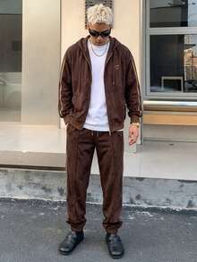 DAZY Set Pakaian Luar Pria Musim Semi/Gugur: Jaket Berkerudung Depan Terbuka dengan Kain Suede Cokelat, Jahitan Samping, Dekorasi Webbing Warna Kontras, dan Celana Panjang Pinggang Elastis dengan Manset. - Coklat - View 6