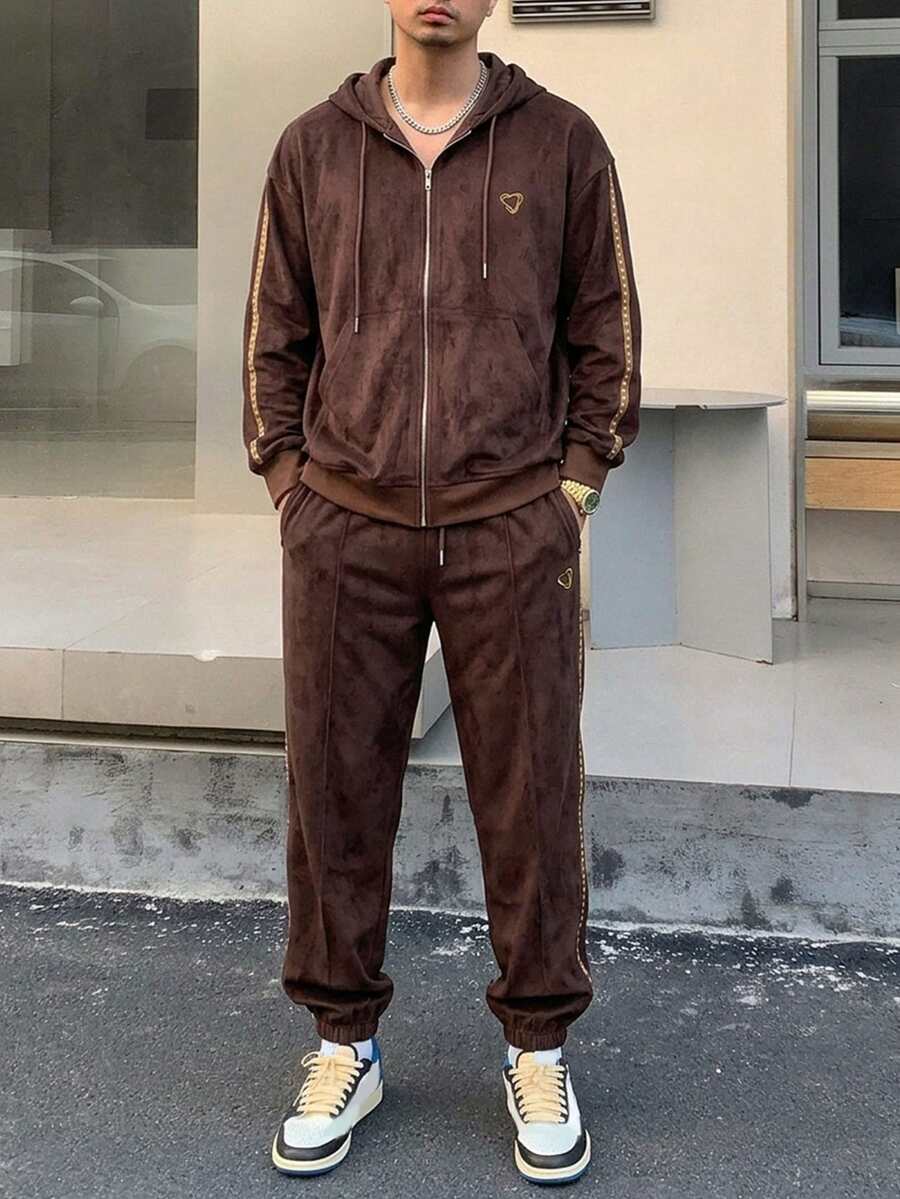 DAZY Set Pakaian Luar Pria Musim Semi/Gugur: Jaket Berkerudung Depan Terbuka dengan Kain Suede Cokelat, Jahitan Samping, Dekorasi Webbing Warna Kontras, dan Celana Panjang Pinggang Elastis dengan Manset. - Coklat - View 1