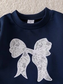 SHEIN Sparklyn 女童 2 件套 春/秋季長袖蕾絲蝴蝶結衛衣 + 牛仔寬腿褲，側邊飾帶套頭上衣，女童休閒套裝，柔軟舒適女孩日常穿著 - 藍色 - 查看 4