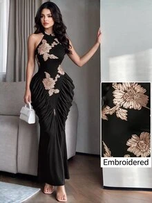 Modelyn 棕色網眼提花刺繡露背掛脖修身抓皺收腰設計時尚優雅長洋裝 - 黑色和金色 - 查看 1