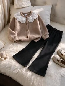 SHEIN Playful Pals 2件組幼女春秋長袖針織開襟外套 + 喇叭褲，精緻刺繡荷葉邊彼得潘領，前扣式針織外套，柔軟舒適，適合小女孩日常休閒穿著 - 杏色 - 查看 1