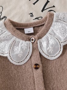 SHEIN Playful Pals 2件組幼女春秋長袖針織開襟外套 + 喇叭褲，精緻刺繡荷葉邊彼得潘領，前扣式針織外套，柔軟舒適，適合小女孩日常休閒穿著 - 杏色 - 查看 7