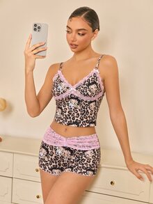 Betty Boop x SHEIN طقم بيجامة نسائي من الحرير مكون من ملابس علوية كامي بتصميم بقع النمر والدانتيل وشورت - بني - مشاهدة 1