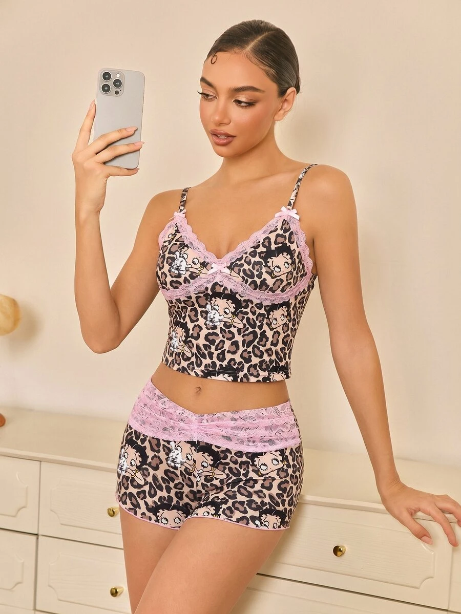 Betty Boop x SHEIN طقم بيجامة نسائي من الحرير مكون من ملابس علوية كامي بتصميم بقع النمر والدانتيل وشورت - بني - مشاهدة 1