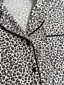 SHEIN فستان نوم نسائي بطبعة نمر مع خطوط متباينة وأزرار أمامية وأكمام طويلة ناعم وقابل للتمدد - متعدد الألوان - مشاهدة 5