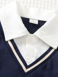 SHEIN 男童套裝，2合1設計上衣，V領對比條紋，胸前印花學院風，棕色長褲 - 藏蓝色 - 查看 3