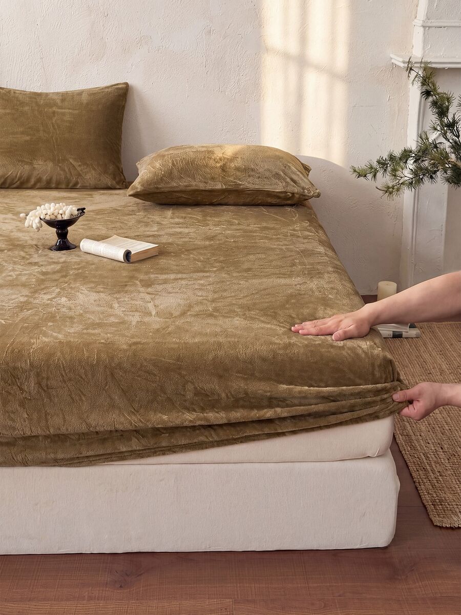 2/3 Piece Coffee Brown Velvet Fitted Sheet Set, Warm And Soft, Solid Color Velvet Bedding Set, Available Sizes: Extra Large, Large, Standard Double, Single, Luxurious Ultra Soft Comfortable Base Fabric, 11.8 Inch Deep Pocket Design, Suitable For Autumn, Winter And Spring, Set Includes 1 Fitted Sheet And 1/2 Pillowcases, Dorm Bedding, Back To School Bedding - Coffee Brown - View 1