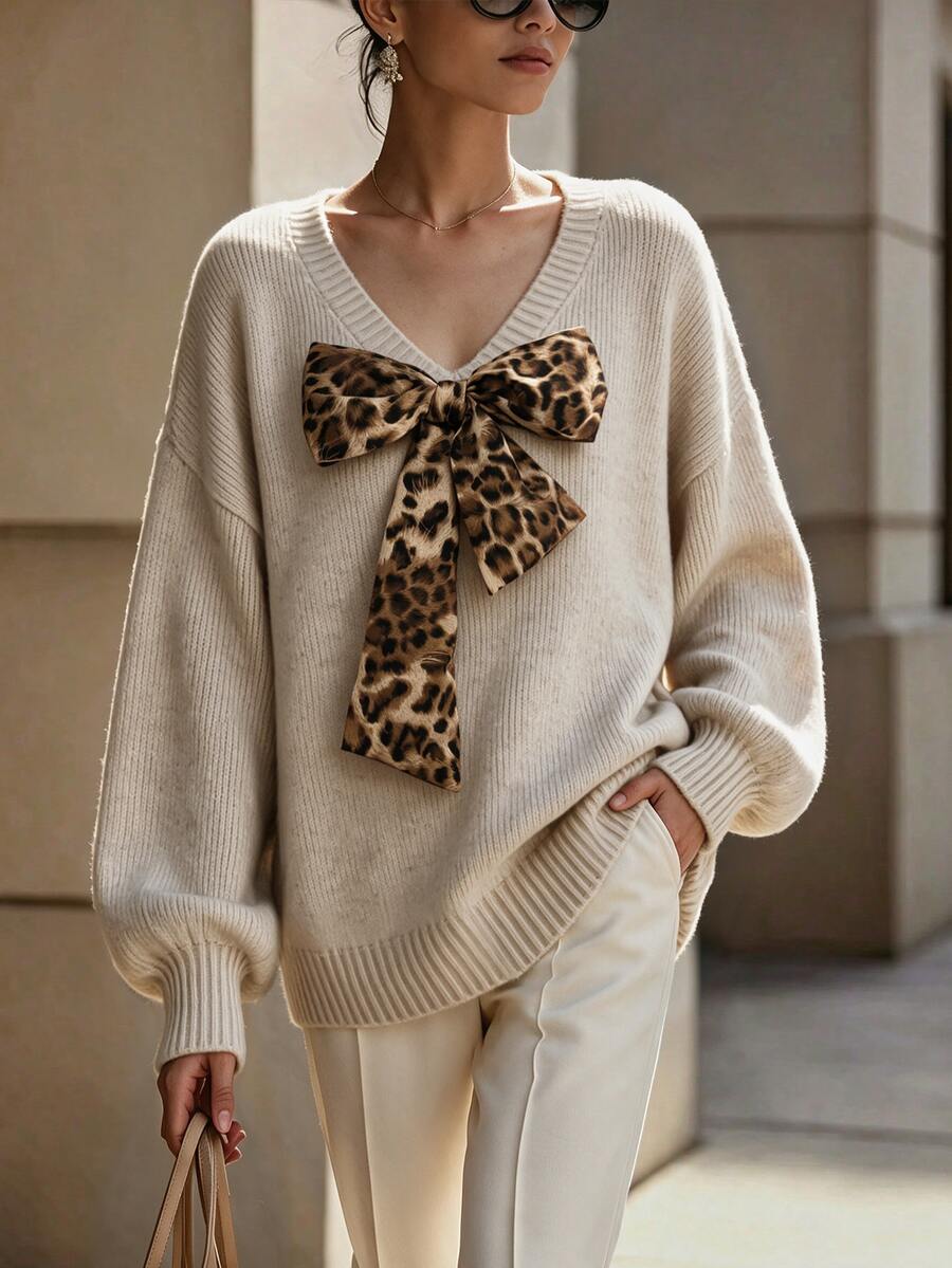 SHEIN LUNE كنزة نسائية أنيقة فرنسية بياقة V وطبعة نمر، مع فيونكة من القماش وأكتاف منسدلة وأكمام فانوس فضفاضة وحافة مضلعة، رمادية بطبعة نمر، مناسبة للبرانش والخريف - متعدد الألوان - مشاهدة 1