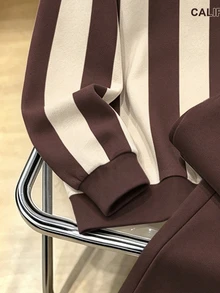 Daypath Setelan Sweatshirt dan Celana Olahraga Polyester Longgar Berwarna Cokelat dan Krem dengan Motif Garis-garis Gaya Kampus dan Resleting Seperempat, Dilengkapi Grafis Los Angeles - MultiWarna - View 5
