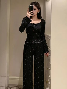 DAZY Bộ đồ ngủ nữ 2 món/set gồm áo thun ôm cổ vuông tay dài họa tiết nơ và quần dài ống đứng - màu đen - Xem 5