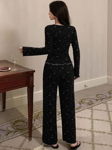 DAZY Bộ đồ ngủ nữ 2 món/set gồm áo thun ôm cổ vuông tay dài họa tiết nơ và quần dài ống đứng - màu đen - Xem 2
