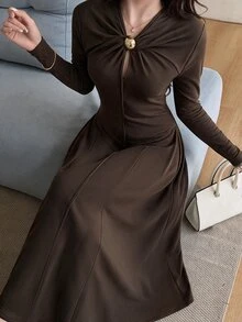 Feyla 女款純色金屬飾長袖優雅成熟連身裙 深棕色 秋季 感恩節早午餐晚餐適用 - 棕色 - 查看 3