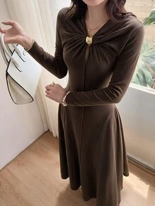 Feyla 女款純色金屬飾長袖優雅成熟連身裙 深棕色 秋季 感恩節早午餐晚餐適用 - 棕色 - 查看 9