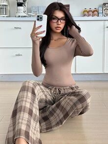 ZzzCrew طقم بيجامة من قطعتين: ملابس علوية ضيقة بأكمام طويلة بلون سادة بتصميم بسيط & بنطال واسع الساق بنقشة كاروهات عتيقة - بني - مشاهدة 7