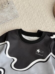 SHEIN 2件組 幼兒男童運動衫+長褲 學院風 黑灰色波浪星星印花 羅紋飾邊 長袖圓領 加厚戶外冬季假期 大哥哥款 寬鬆版 - 彩色 - 查看 4