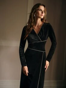 MOTF PREMIUM ELEGANT RHINESTONE CHAIN VELVET LONG SLEEVE DRESS - Black - View 2