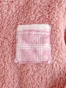 SHEIN 秋冬雙面抓絨加厚粉色毛絨圓領長袖上衣（附胸前口袋）搭配時尚甜美粉白格紋長褲，休閒舒適柔軟 2 件式女童家居睡衣套裝 - 粉色 - 查看 6