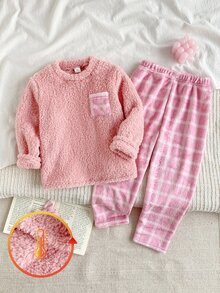 SHEIN 秋冬雙面抓絨加厚粉色毛絨圓領長袖上衣（附胸前口袋）搭配時尚甜美粉白格紋長褲，休閒舒適柔軟 2 件式女童家居睡衣套裝 - 粉色 - 查看 4