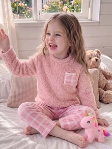 SHEIN 秋冬雙面抓絨加厚粉色毛絨圓領長袖上衣（附胸前口袋）搭配時尚甜美粉白格紋長褲，休閒舒適柔軟 2 件式女童家居睡衣套裝 - 粉色 - 查看 8