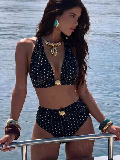 Bonvoyette ملابس سباحة بيكيني علوية مثلثية برباط رقبة باللون الأسود مع نقاط بيضاء، سفلية بخصر عالي، ديكور معدني دائري كبير في الأمام، فيونكة في الخلف، أسلوب عطلة عتيق