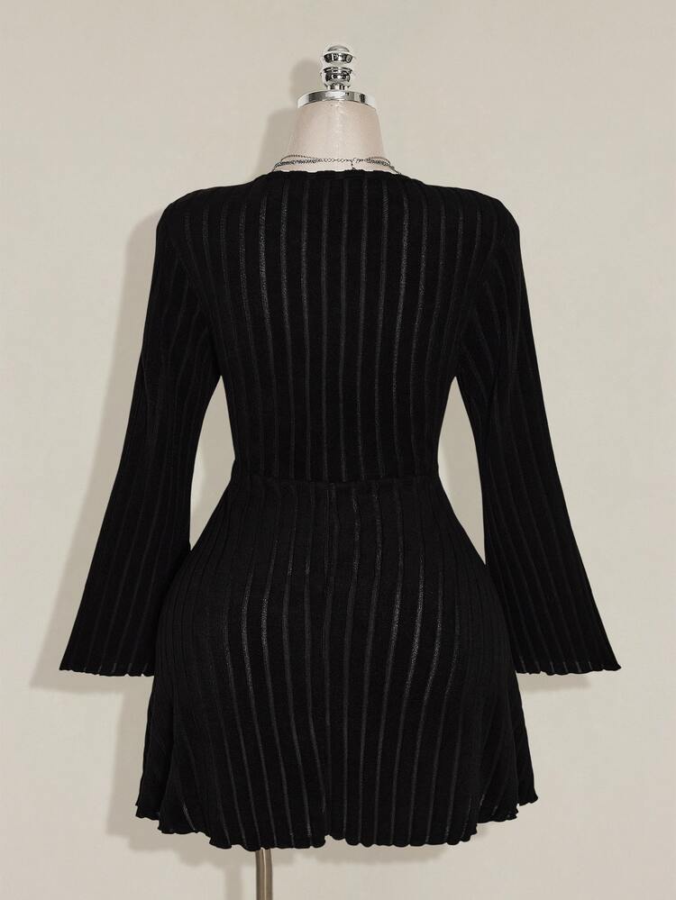 SHEIN ICON فستان أسود نسائي بمقاس كبير للخريف/الشتاء بتصميم ريترو مثير وبسيط وكاجوال للاستخدام اليومي والتنقل، بياقة V وأكمام جرس مجمعة ومضلعة مجعدة - الأسود - مشاهدة 2