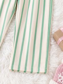 SHEIN Playful Pals 嬰兒女童 T-shirt 套裝，正面印有精緻蝴蝶結與聖誕樹圖案，綠色直條紋背景配粉色星星裝飾，羅紋領口與袖口，下身為米白色底綠色直條紋長褲 - 彩色 - 查看 4