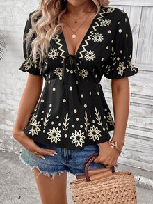 EMERY ROSE Blusa informal de mujer con estampado floral, mangas cortas y dobladillo con volantes - Negro - Ver 4
