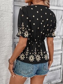 EMERY ROSE Blusa informal de mujer con estampado floral, mangas cortas y dobladillo con volantes - Negro - Ver 2