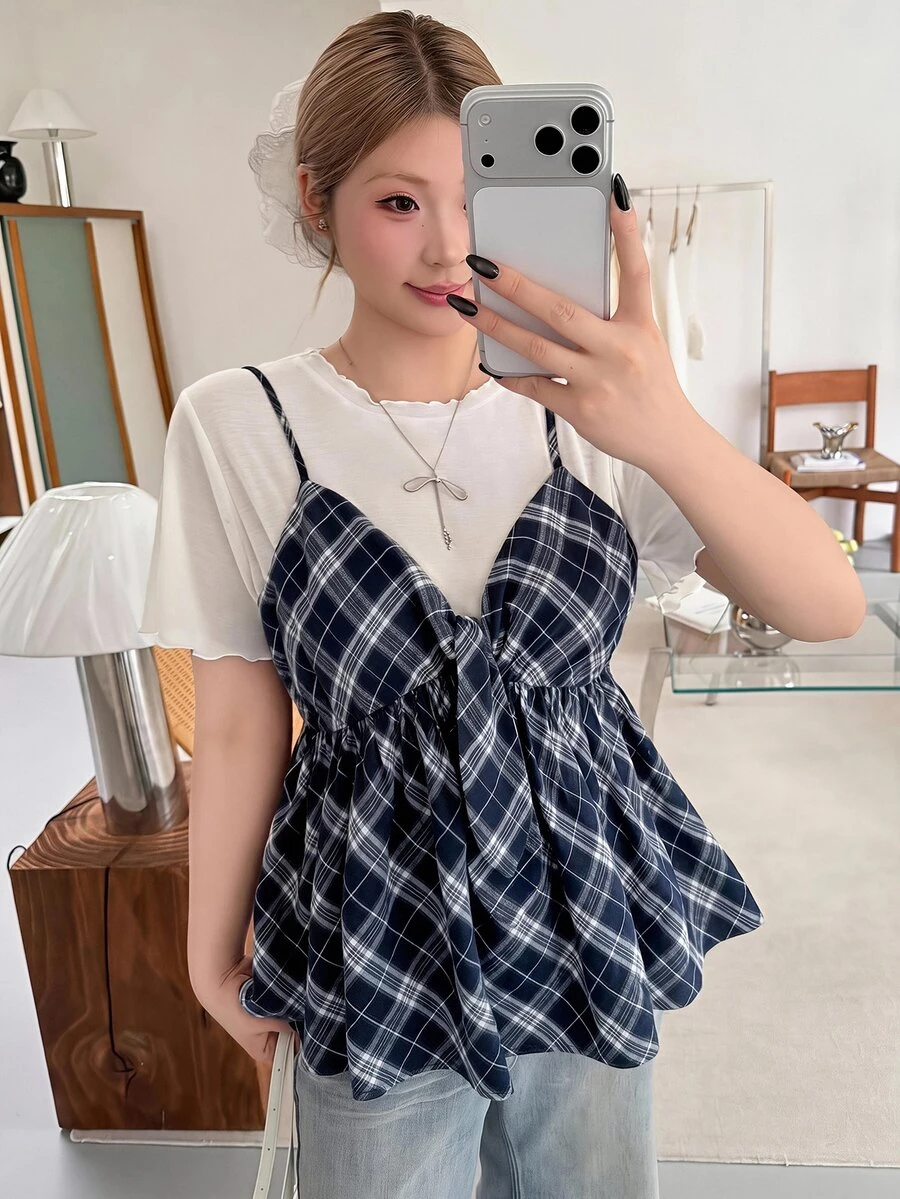 SHEIN Unity 大尺碼女款純色圓領短袖上衣與格紋百褶細肩帶上衣休閒日常套裝 - 藍白色 - 查看 1