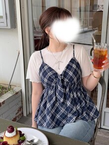 SHEIN Unity 大尺碼女款純色圓領短袖上衣與格紋百褶細肩帶上衣休閒日常套裝 - 藍白色 - 查看 9